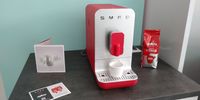Smeg Kaffeevollautomat in Rot